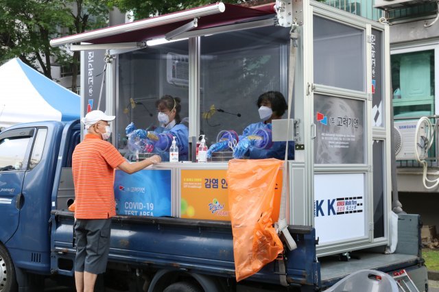 서울 구로구가 트럭 적재함에 진료부스를 설치한 ‘차량 탑재형 이동식 선별진료소’의 모습. 구로구 제공.