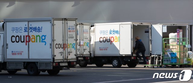 서울 시내의 쿠팡 캠프에서 배송 기사들이 배송준비 작업을 하고 있다. /뉴스1 © News1