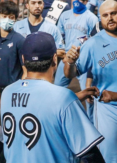 투구를 마치고 돌아온 류현진이 더그아웃에서 선수들과 주먹 인사를 하는 모습. 사진 출처 토론토 인스타그램