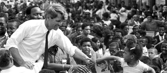 1968년 5월 미국 디트로이트 유세에서 어린 소녀의 손을 잡으려 팔을 내밀고 있는 로버트 케네디. 케네디는 처음에는 ‘존 F 케네디의 동생’ 정도로만 인식됐지만 선거운동이 무르익으면서 차츰 자신만의 진정성을 전달하게 됐다. ⓒ앤디 색스