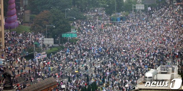 보수단체 회원들이 지난 8월15일 서울 종로구 광화문 네거리에서 집회를 하고 있다. 2020.8.15/뉴스1 © News1