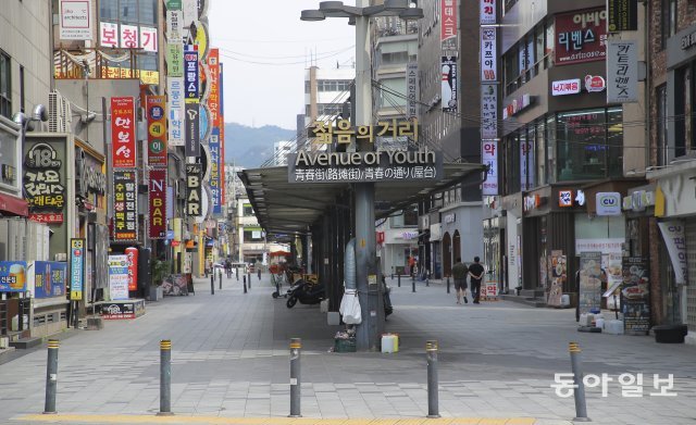 5일 인적이 끊어진 종로 젊음의 거리가  한산한 모습을 보이고 있다.