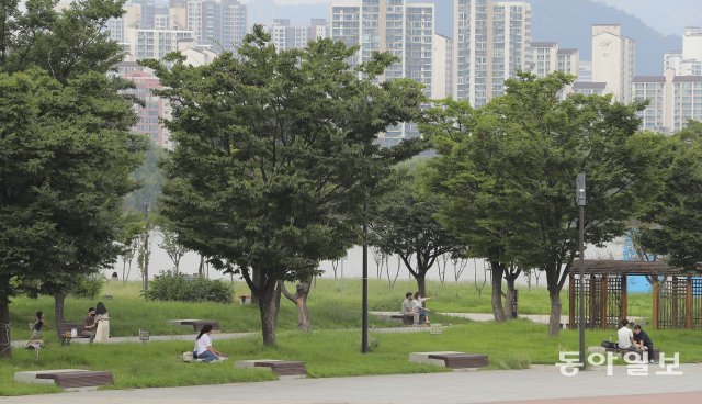 5일 답답함을 달래기위해 한강시민공원을 찾은  나온 일부 시민들이 거리를 두고 앉아 있다.