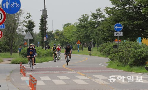 주말이면 자전거를 즐기는 시민들이 줄을 이었던 한강시민공원 자전거길이  5일  한산한 모습을 보이고 있다.