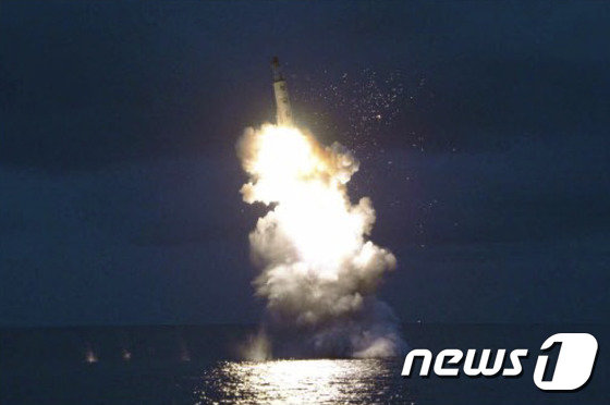 북한이 2016년 함경남도 신포 인근 해상에서 잠수함발사탄도미사일(SLBM)을 시험발사한 모습.(뉴스1DB) 2017.2.12/뉴스1