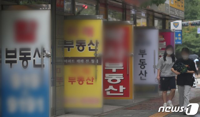 서울 지역 아파트 단지 내 공인중개업소의 모습. © News1