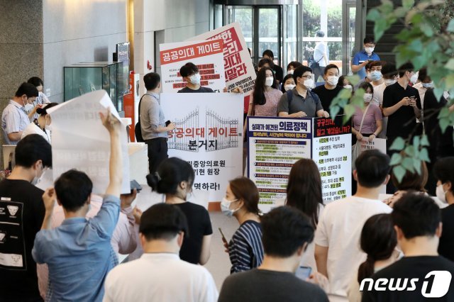 전공의들이 4일 오후 한국건강증진개발원이 입주한 서울 중구 남산스퀘어빌딩 1층 로비에서 농성을 벌이고 있다. 젊은의사(전공의·전임의·의대생) 비상대책위원회가 이틀 뒤인 6일 집단휴진 등 단체행동을 잠정 유보하기로 결정함에 따라 진료현장에 복귀하는 수순을 밟을 전망이다. 복귀 시점은 7일 오전 7시이다./뉴스1 © News1