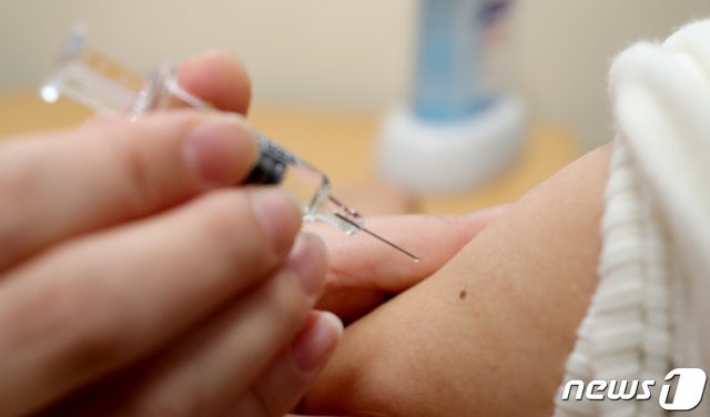 인천 남동구 구월동 가천대길병원에서 한 시민이 인플루엔자(독감) 예방접종을 하고 있다. © News1