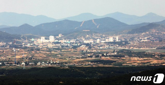 경기도 파주 접경지역에서 바라본 북한 기정동 마을. © News1