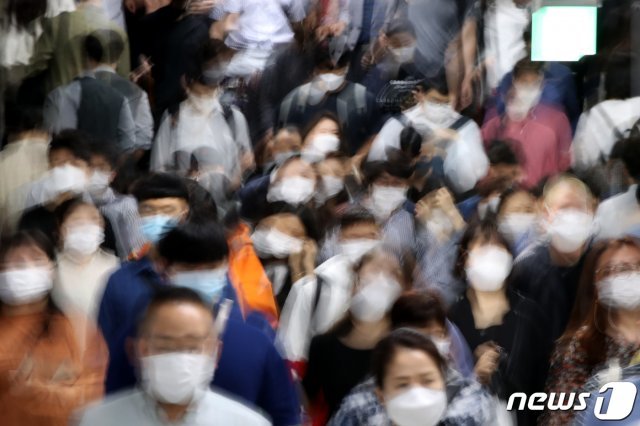 7일 오전 서울 동작구 지하철 사당역에서 마스크를 착용한 시민들이 출근길 발걸음을 옮기고 있다. 정부는 지난 4일 신종 코로나바이러스 감염증(코로나19) 방역 강화를 위한 사회적 거리두기 2.5단계 조치를 오는 13일 까지 1주일 연장했다.2020.9.7/뉴스1 © News1