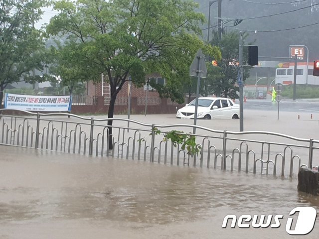 7일 태풍 ‘하이선’의 영향으로 많은 비가 내리고 있는 강원 강릉시 난곡동 일대 차도가 침수돼 차량이 힘겹게 지나가고 있다.2020.9.7 © News1