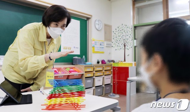 유은혜 부총리 겸 교육부 장관이 지난 8월27일 서울시 구로구 한 초등학교 돌봄교실을 찾아 학생과 대화를 하고 있다. (교육부 제공)/뉴스1 © News1