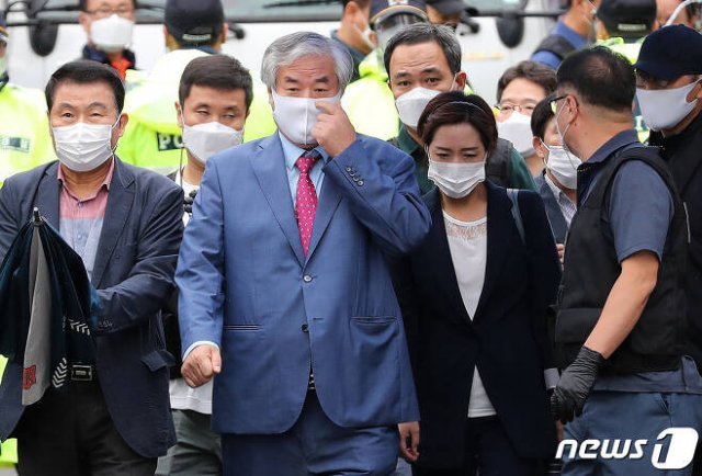 보석 취소로 재수감되는 전광훈 목사가 7일 오후 서울 성북구 사랑제일교회 인근 자택에서 호송차로 이동하고 있다. 이날 서울중앙지방법원 형사합의34부는 전광훈 목사의 보석을 취소해달라는 검찰의 청구를 받아들였다. 이에 검찰은 즉시 관할 경찰서에 수감지휘서를 보냈다. 뉴스1