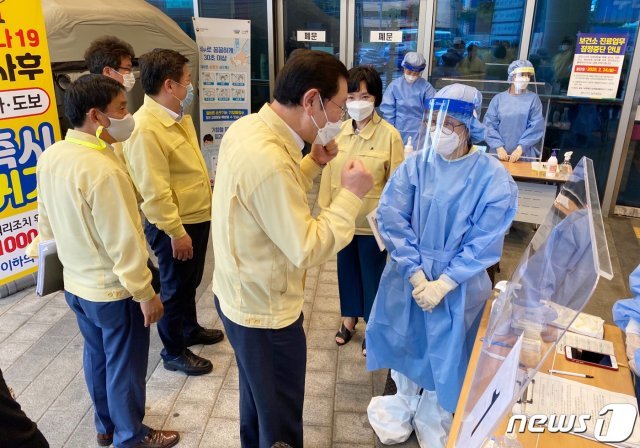 신종 코로나바이러스 감염증(코로나19)이 장기화하고 있는 가운데 이용섭 광주시장이 최일선에서 코로나19 확산을 막아내고 있는 직원들에게 위로와 응원을 보내며 기 살리기에 나서고 있다.(광주시 제공)2020.9.7/뉴스1 © News1