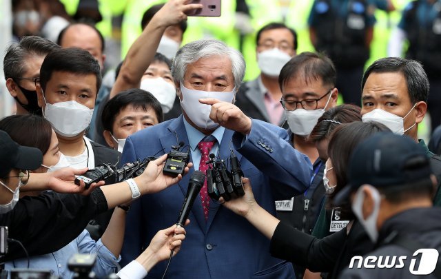 보석 취소로 재수감되는 전광훈 목사가 7일 오후 서울 성북구 사랑제일교회 인근 자택에서 호송차로 이동하던 중 기자회견을 갖고 있다. 2020.9.7/뉴스1 © News1