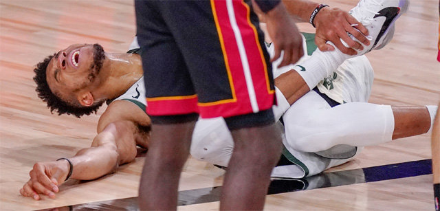 미국프로농구(NBA) 밀워키의 야니스 아데토쿤보가 7일 마이애미와의 동부콘퍼런스 플레이오프 2라운드 4차전 2쿼터에서 발목을 다친 뒤 고통스러워하고 있다. 올랜도=AP 뉴시스