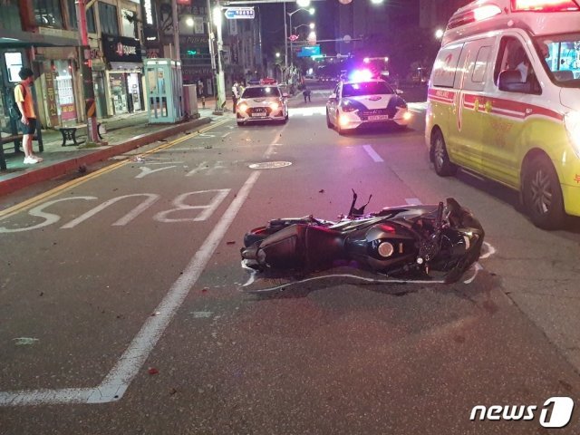 오토바이 사고 현장.(부산경찰청 제공) /© 뉴스1