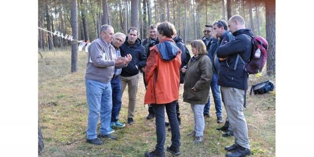 독일 ANU 소속 봉사자가 Dübener Heide 자연공원에서 독일 이주자들을 대상으로 환경 관련 교육을 진행하고 있다. 출처=umweltbildung.de