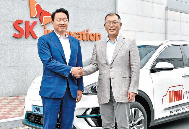 최태원 SK그룹 회장(왼쪽)과 정의산 현대자동차그룹 수석부회장이 올 7월 7일 충남 서산시 SK이노베이션 배터리 공장에서 만나 악수하는 모습. 현대자동차·SK그룹 제공