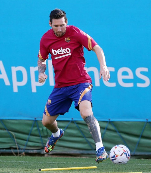 리오넬 메시가 8일 스페인 바르셀로나의 구단 훈련장에서 몸을 풀고 있다. 사진 출처 FC바르셀로나 트위터