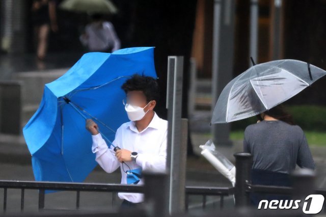 제10호 태풍 ‘하이선’의 영향을 받은 7일 오후 서울 광화문광장에서 우산을 든 시민들이 발걸음을 재촉하고 있다. 2020.9.7 © News1