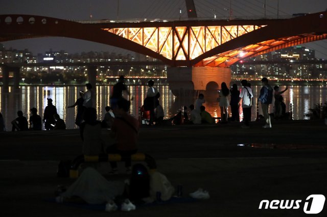 코로나19 확산 방지를 위해 주요 한강공원 내 밀집지역에 대한 시민 출입이 통제된 8일 저녁 서울 마포구 한강공원망원지구가 많은 시민들로 북적이고 있다. 2020.9.8/뉴스1 © News1