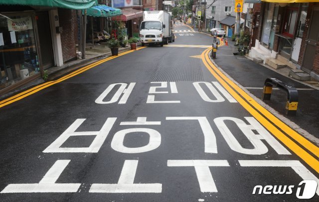 서울 종로구 한 초등학교 앞 도로에 차량들이 주차돼 있다. 2020.8.3/뉴스1 © News1
