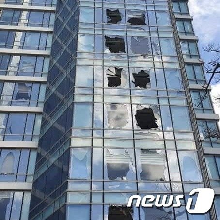 태풍으로 유리창이 깨진 아파트.2020.09.03.(부산경찰청 제공) © 뉴스1