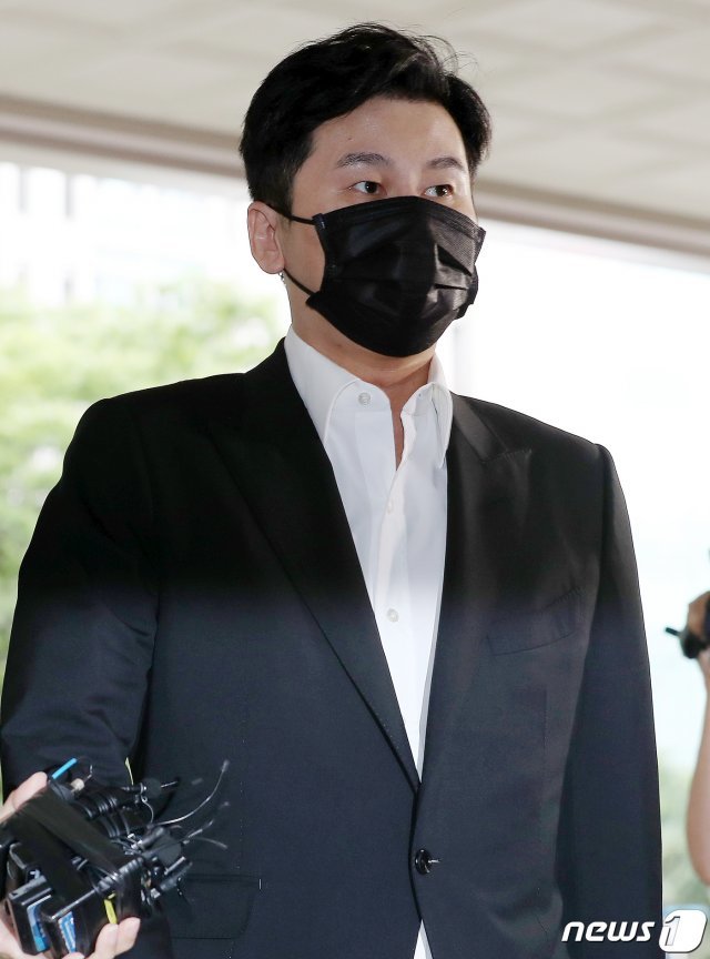 해외에서 수억원대 원정도박을 한 혐의를 받는 양현석 전 YG엔터테인먼트 대표가 9일 오후 서울 마포구 서울서부지방법원에서 열린 첫 공판기일에 참석하고 있다. 2020.9.9/뉴스1