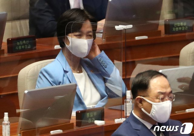 추미애 법무부 장관이 8일 오후 열린 서울 여의도 국회에서 열린 본회의에 참석하고 있다. 2020.9.8/뉴스1 © News1
