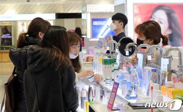 마스크를 쓴 중국인 관광객들이 제주의 한 시내면세점에서 쇼핑을 하고 있다.2020.2.7/뉴스1 © News1