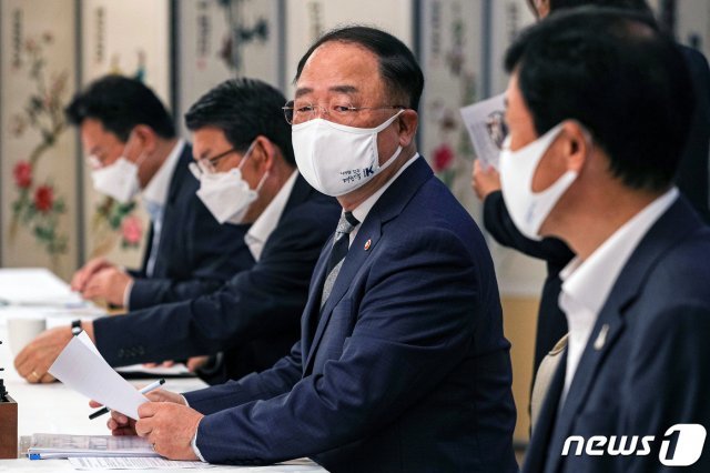 홍남기 경제부총리 겸 기획재정부 장관이 8일 오전 서울 종로구 정부서울청사에서 열린 ‘부동산시장 점검 관계장관회의’에서 모두발언을 하고 있다. 2020.9.8/뉴스1 © News1