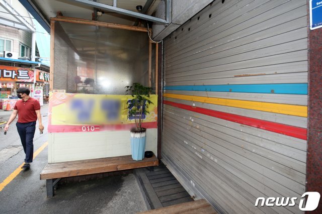 6일 오전 광주 북구 한 전통시장 내 국밥집의 문이 굳게 닫혀 있다. /뉴스1 DB © News1