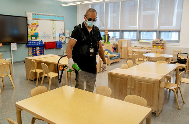 뉴욕시의 한 공립학교에서 직원이 교실 소독 작업을 하고 있다. 뉴욕시 트위터 캡처