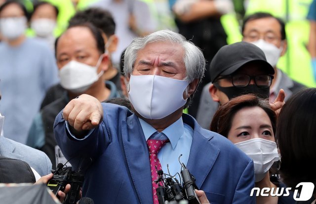 보석 취소로 재수감되는 전광훈 목사가 7일 오후 서울 성북구 사랑제일교회 인근 자택에서 호송차로 이동하고 있다.  © News1