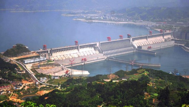 담수 능력으로 중국 최대 규모인 싼샤 댐 전경. 댐 길이만 2309.47m, 하중도(河中島)와 화물선의 통행을 위한 갑문(閘門)까지 포함하면 전장(全長) 3335m의 대형 댐이다. [바이두]