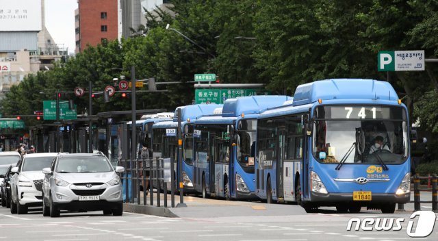 서울 세종대로 광화문광장 인근에서 버스가 오가고 있다. 2020.8.31/뉴스1 © News1