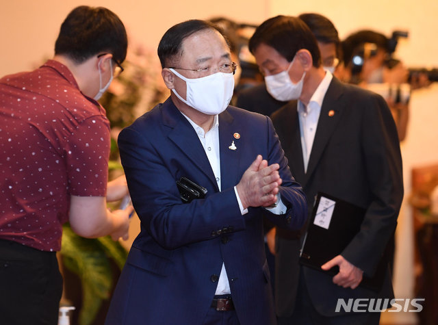 홍남기 경제부총리 겸 기획재정부 장관이 10일 서울 종로구 정부서울청사에서 열린 임시 국무회의에 참석하고 있다.