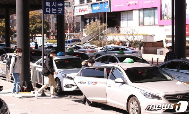 16일 부산시 동구 초량동 부산역 택시 승강장에 택시가 승객들 태우기 위해 대기하고 있다. 부산시는 이달 15~31일까지 마스크 미착용 승객에 한 택시 승차거부를 한시적으로 허용한다고 밝혔다. 2020.3.16/뉴스1 © News1