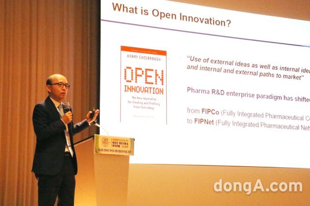 일동제약은 지난 7월 국내 최대 규모 제약바이오 포럼 인터비즈바이오 행사에 참가했다. 사진은 서진석 일동제약 부사장이 행사에서 발표하는 모습.