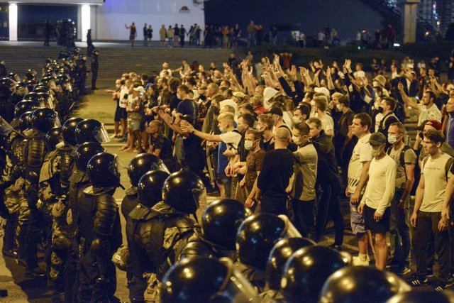 8월 10일 동유럽 벨라루스의 수도 민스크에서 알렉산드르 루카셴코 대통령의 장기집권 연장에 반대하는 시위대가 경찰과 대치하고 있다. 민스크=AP 뉴시스