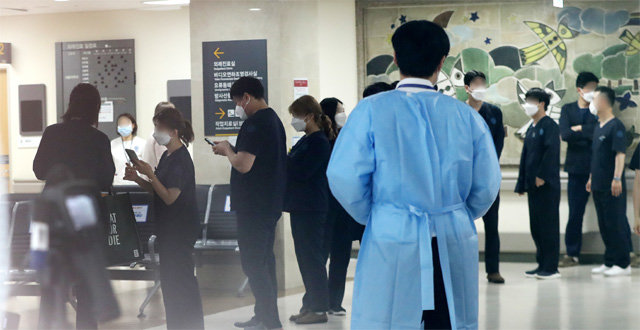 줄지어 코로나 검사 대기 서울 서대문구 세브란스병원에서 신종 코로나바이러스 감염증(코로나19) 집단 감염이 발생한 가운데 10일 이 병원 의료진과 직원들이 코로나19 검사를 받기 위해 대기하고 있다. 뉴스1