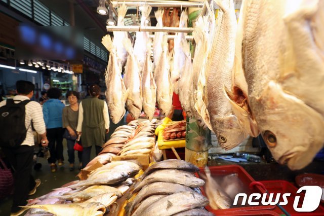 부산 부산진구 부전시장을 찾은 시민들이 추석을 앞두고 제수용 생선을 구매하기 위해 분주히 움직이고 있다.  © News1 여주연 기자