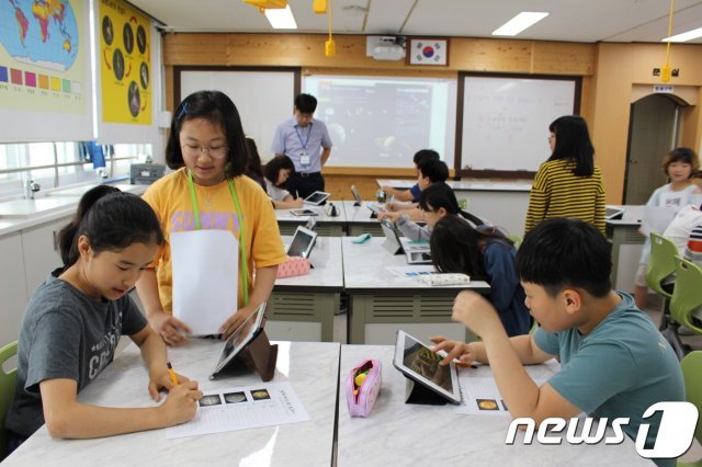 디지털교과서로 공부하는 초등학생들.(충북도교육청 제공).2019.6.5/뉴스1 © 뉴스1