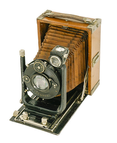 Contessa Nettel TROPEN ADORO (1921)
독일 Stuttgart에서 Contessa-Nettel사가 1921년부터 생산한 접는 중형카메라로 Goertz Dogmar f4.5/125mm 렌즈와 1-1/200초의 렌즈셔터를 채용하였음. 마호가니 목재와 갈색 주름상자로 마감하였고, 활동부분과 모서리는 닉켈철재로 보강하였으며 렌즈보드에서 상,하,좌,우로 움직일 수 있고 9x12cm 플레이트 필름을 사용함