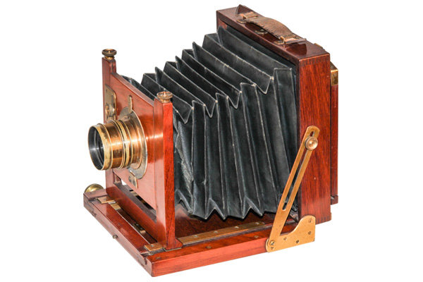 FIELD CAMERA 12X16 (1880)
영국 런던에서 London Stereoscopic사가 1880년경에 생산한 필드용 뷰 카메라로 영국 Taylor Hobson사Cooke Series V f8/280mm 렌즈와 1/15초에서 1/90초의 롤러 블라인드 셔터를 채용하였다. 마호가니 목재에 주름상자를 사용하였고 렌즈면 고정은 상부에서 너트를 조여 견고하며 전, 후면에서 무브먼트가 됨.