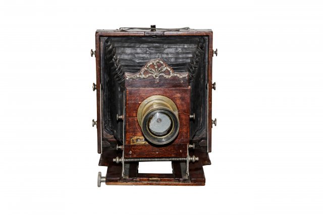 INSTANTOGRAPH 16X22cm (1880)
영국 버밍검에서 Lancaster사가 1880년경에 생산한 스튜디오용 카메라로 영국 Dallmeyer사 Rapid Rectilinear f12.5/360mm 렌즈와 1/15-1/90초의 롤러 블라인드 셔터를 채용하였다. 마호가니 목재와 주름상자로 마감한 초기 스텐드용으로 사용한 뷰 카메라로 엽전 모양의 5가지 조리개를 사용한 초기카메라로 무브먼트가 됨.