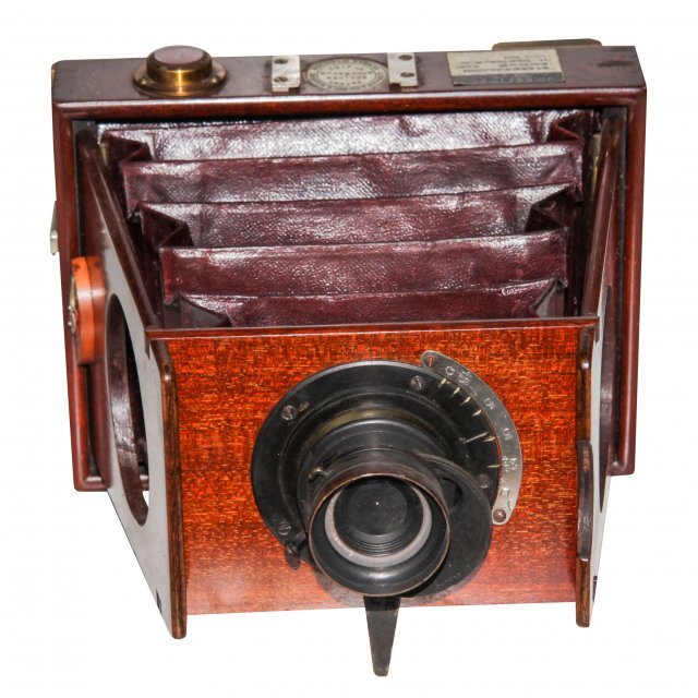 Shew ECLIPSE APPARATUS (1890)
영국 London에서 Shew사가 1890년에 생산된 지주식 목재카메라로 영국 Shew Darlot RR f8/150mm 렌즈와 1/60초의 초기 렌즈셔터를 채용하였음. 마호가니 목재에 갈색 주름상자로 마감하여 아주 가볍게 만든 카메라로 렌즈에 조리개, 셔터, 거리 조정이 되는 초기 카메라의 진보적인 희귀 카메라로 수평계가 부착됨.
