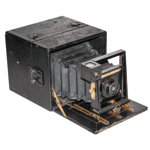 FOLDING HAWK-EYE 5X7 (1892)
미국 보스톤에서 Blair Camera사가 1892년경에 생산한 접는 대형 상자방식의 카메라로 프랑스 Berthiot사 
Perigraphe Serie f14/90mm 광각렌즈를 채용하였음. 황동 기어로 된 포커스 레일을 사용하였고 렌즈면에서 상,하,좌,우로 움직이며 수납시 박스가 되며 롤 필름 사용 가능하고 주로 사진관에서 영업용으로 사용함