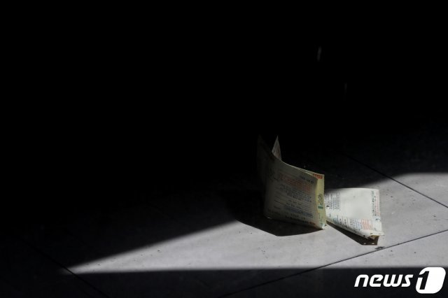 문재인 대통령이 코로나 재확산으로 타격이 큰 소상공인과 자영업자 등을 위해 7조 8천억원 규모의 4차 추경을 편성하겠다고 밝힌 10일 오후 서울 중구 명동거리에서 폐업한 상가 내부에 전기요금 고지서가 떨어져 있다. 2020.9.10 © News1